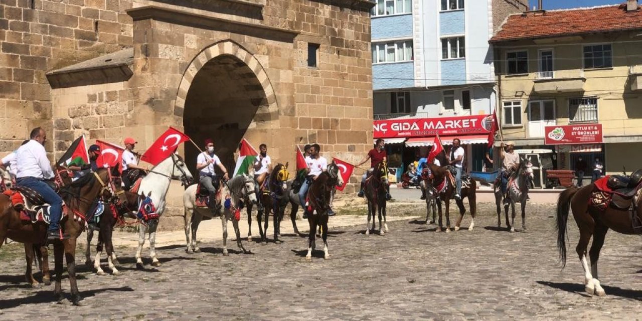 Atlarına binip İsrail’e meydan okudular