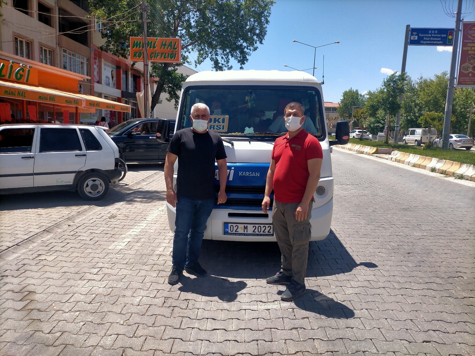 Adıyaman'da bir dolmuşcu ücretsiz yolcu taşıyor
