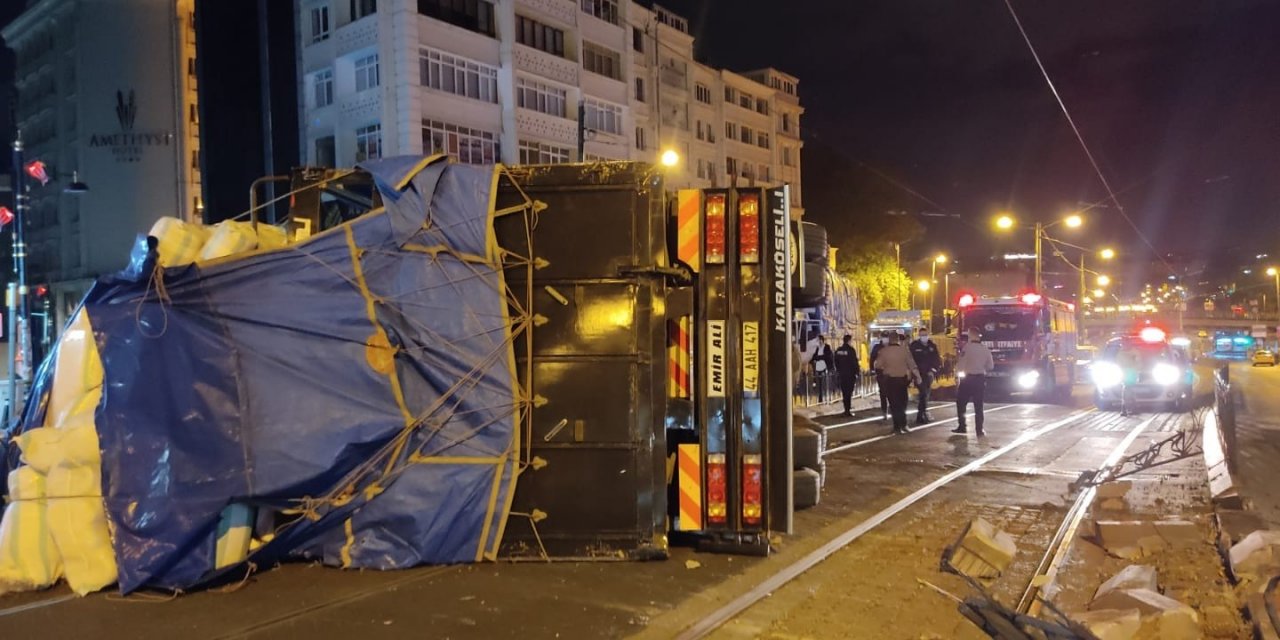 Kamyon tramvay yoluna devrildi