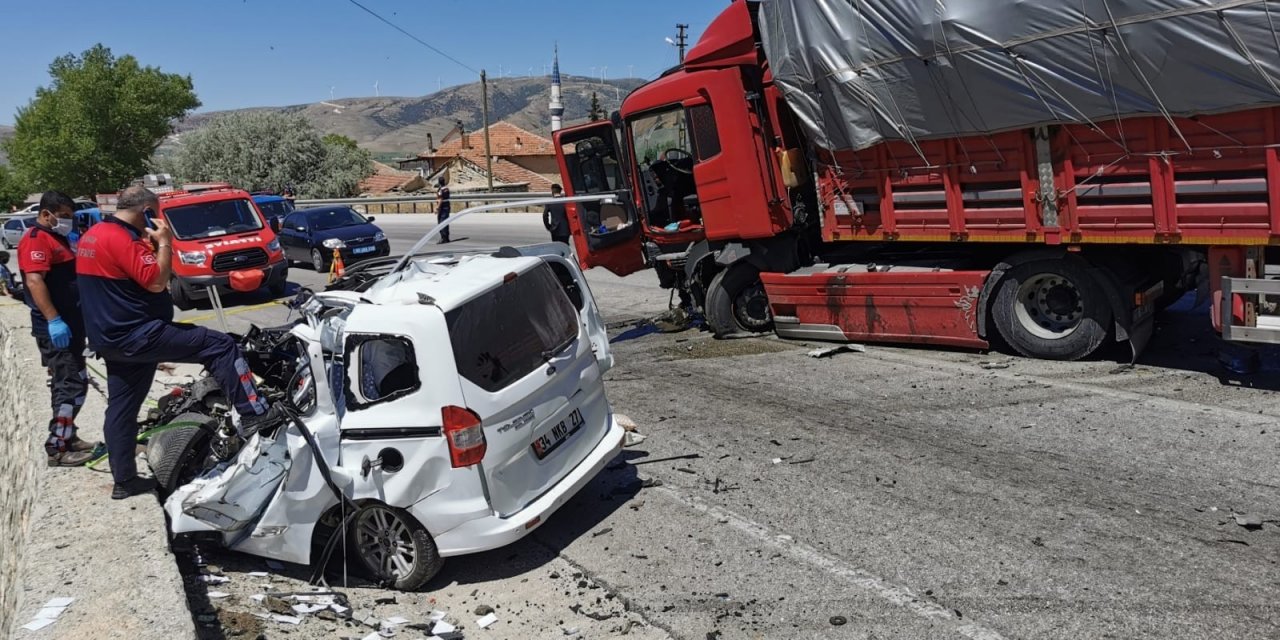 Tır ile çarpışan ticari araç paramparça oldu! Genç sürücü feci şekilde can verdi