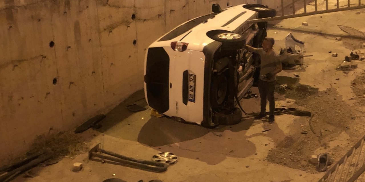 Ticari araç kanala uçtu! 1 yaralı