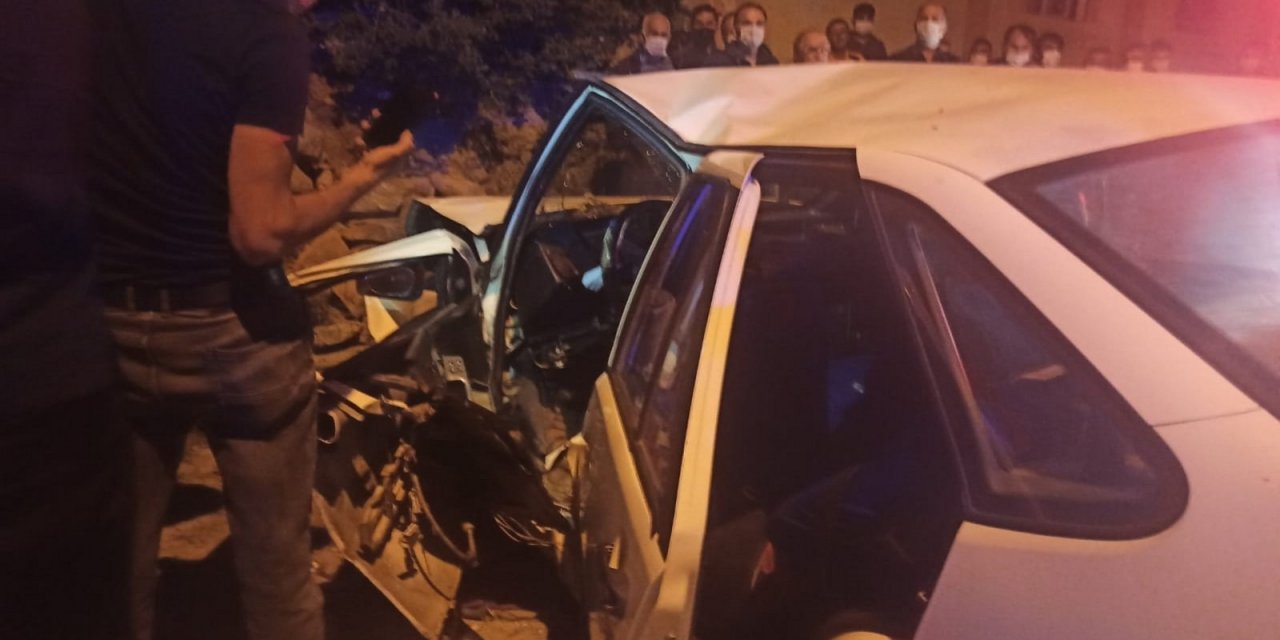 Konya’da otomobil  istinat duvarına çarptı! 3 yaralı