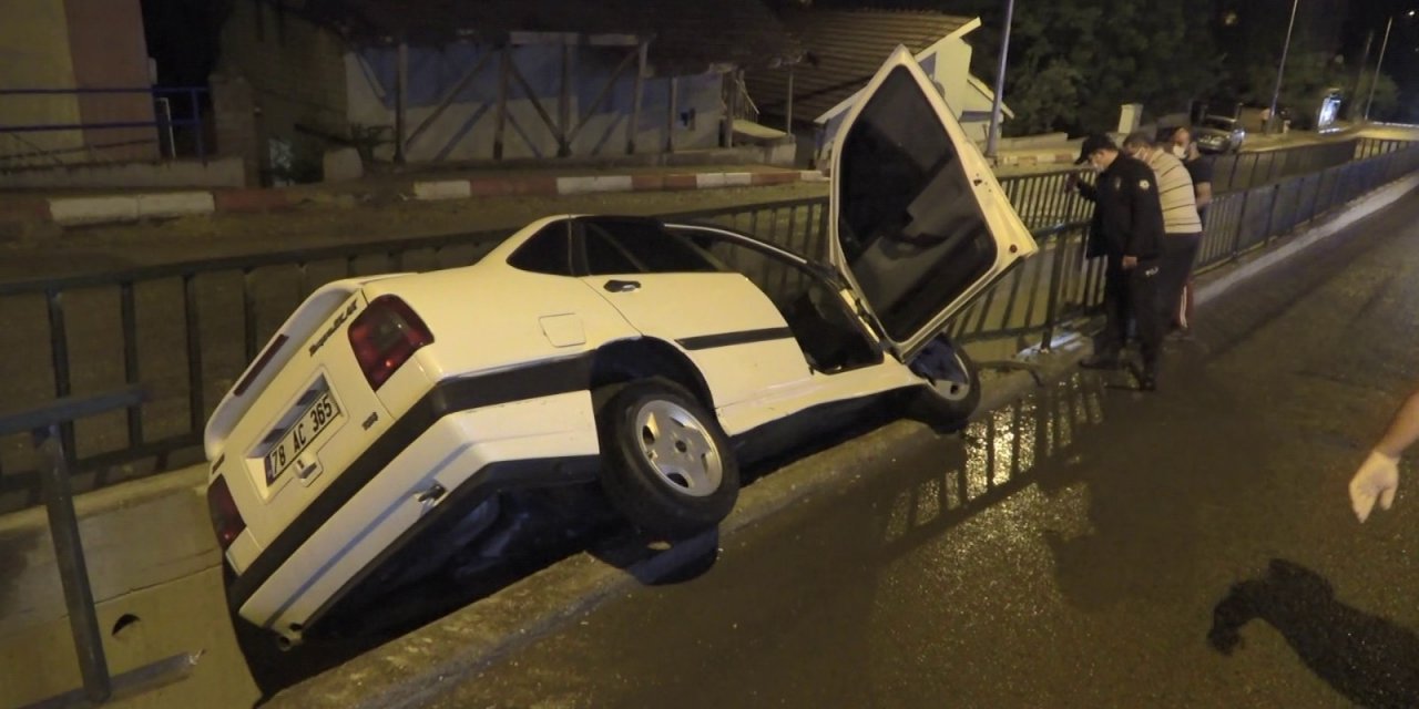 Sulama kanalına devrilen otomobilden yara almadan çıktı