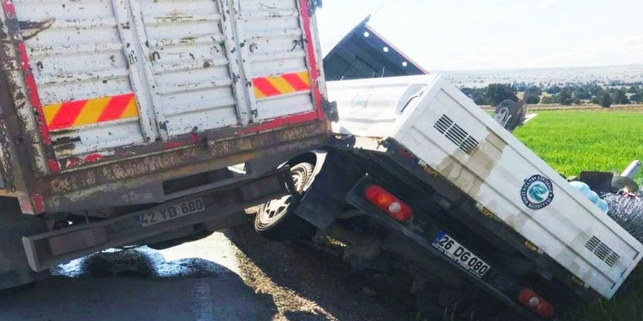 Biri Konya plakalı 2 kamyonet çarpıştı! 2 kişi yaralandı