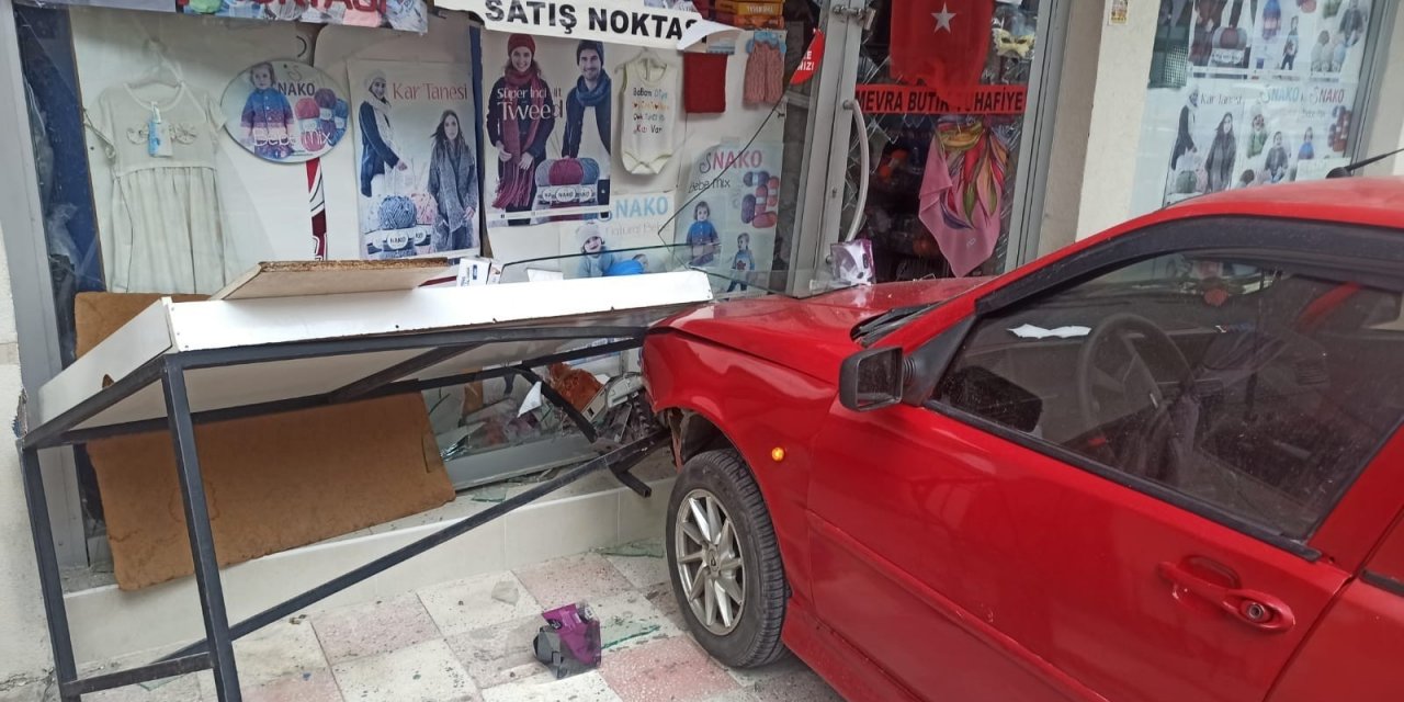 Ankara'da otomobil tuhafiyeye girdi