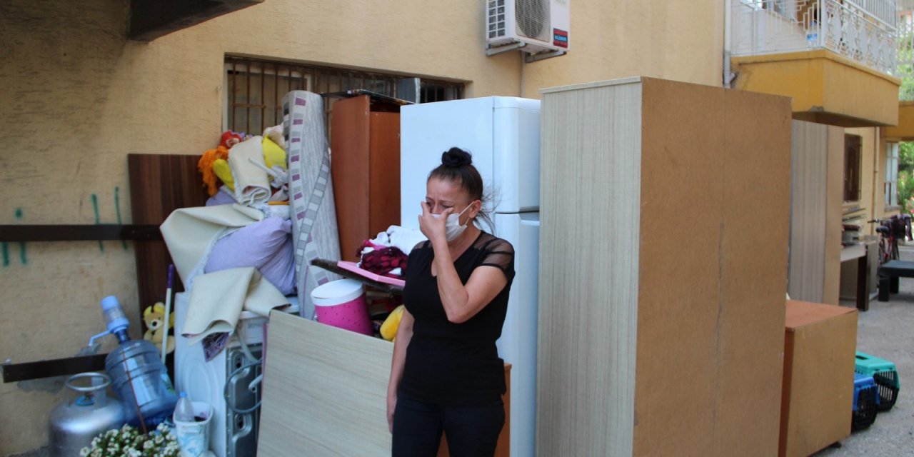 Kirasını ödeyemeyen kadın minik kızıyla sokağa atıldı!