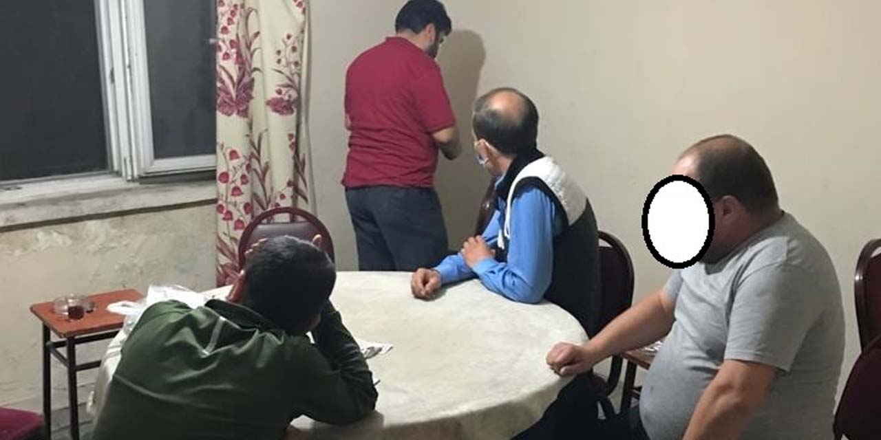 Evde kumar oynarken yakalanan 11 kişi polis kamerasından kaçmaya çalıştı