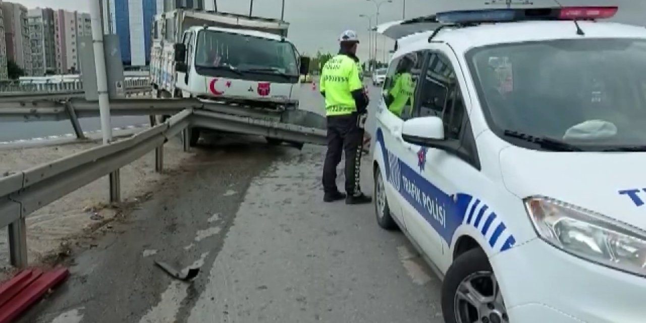 Kamyonet bariyerlere çarptı! Demir profiller yola savruldu