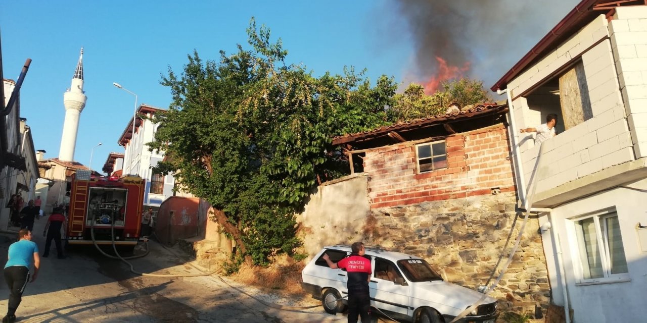 Koruma altındaki tarihi ev çıkan yangında küle döndü