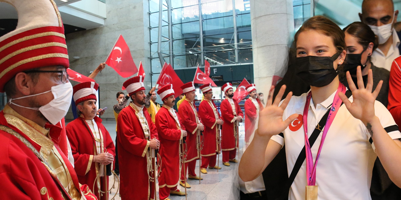 Dünya şampiyonu Ayşe Begüm'e mehteranlı karşılama