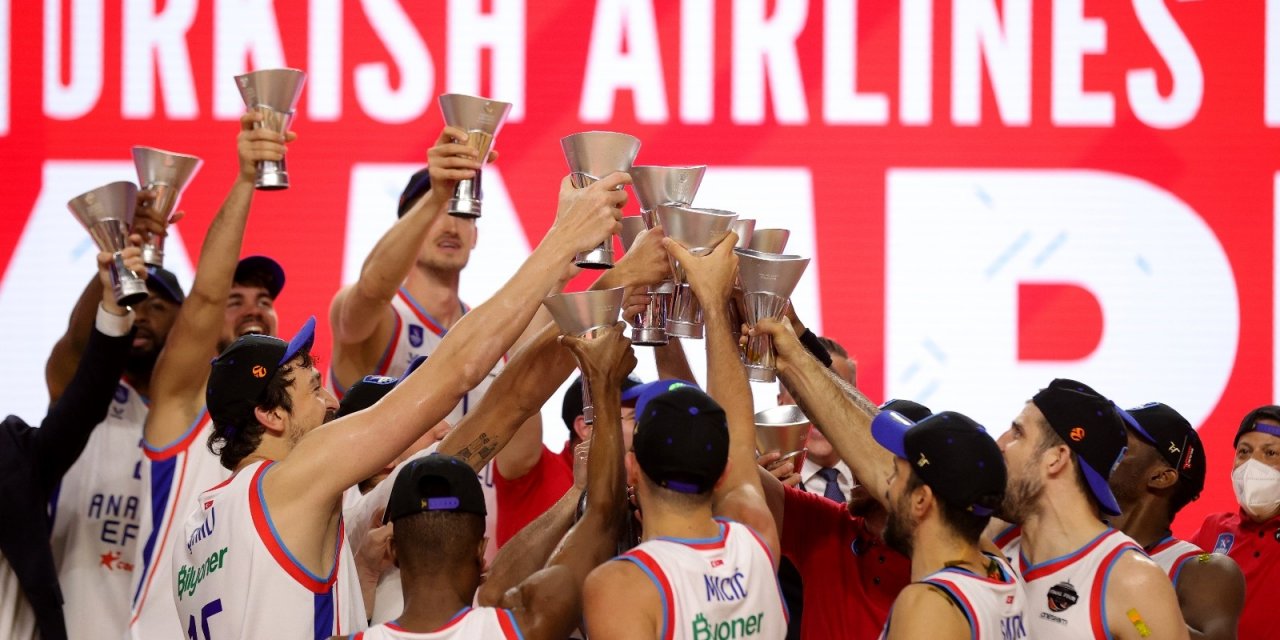 Anadolu Efes Şampiyonluk Kupasını aldı