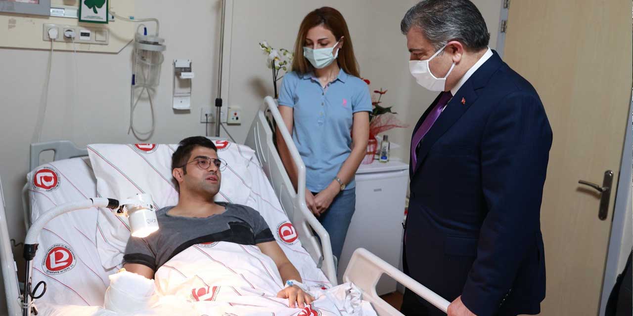 Bakan Koca saldırıya uğrayan doktor Ertan İskender'i ziyaret etti