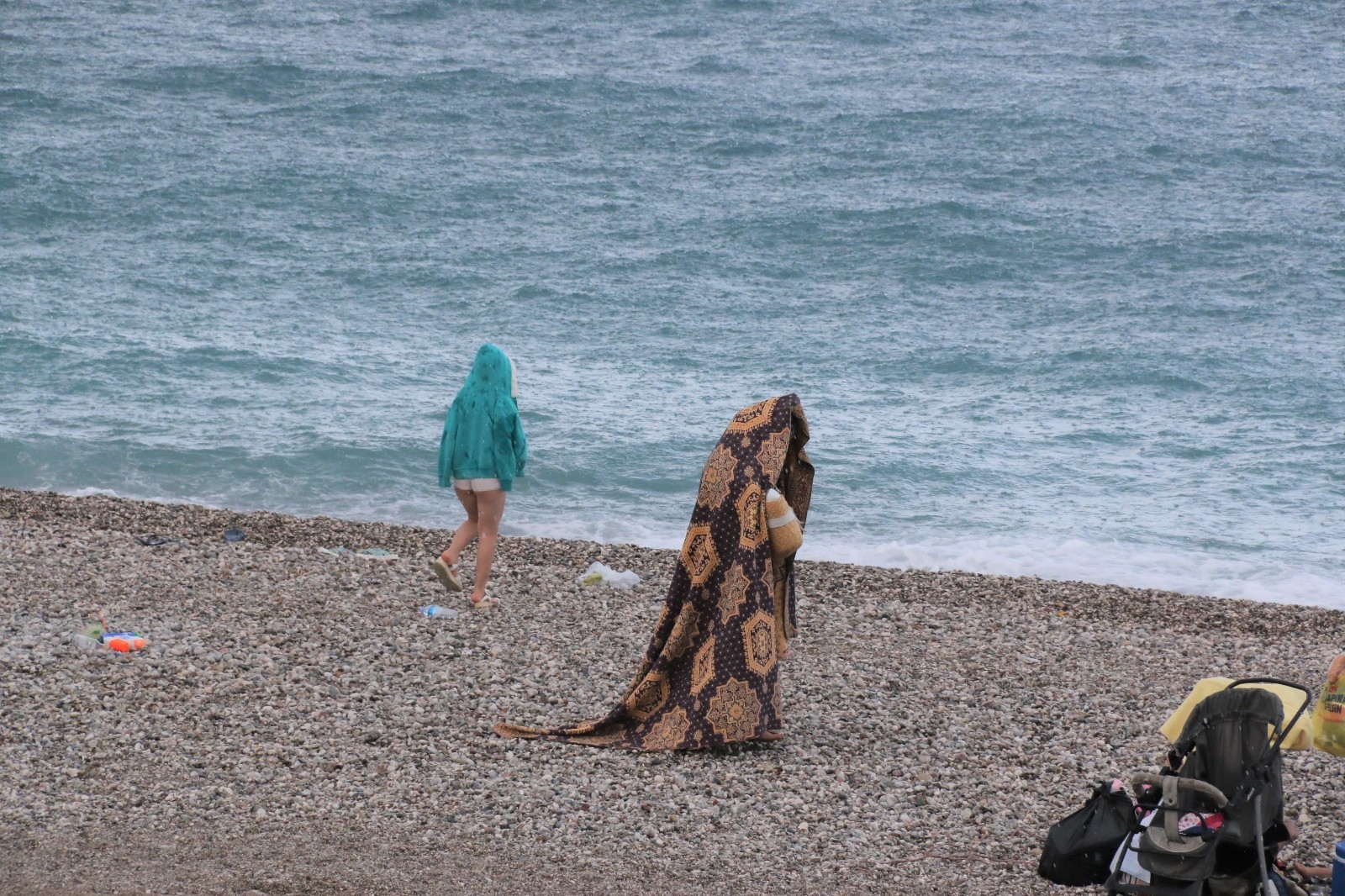 Antalya'yı sağanak vurdu Konyaaltı'ndaki tatilciler kaçacak yer aradı