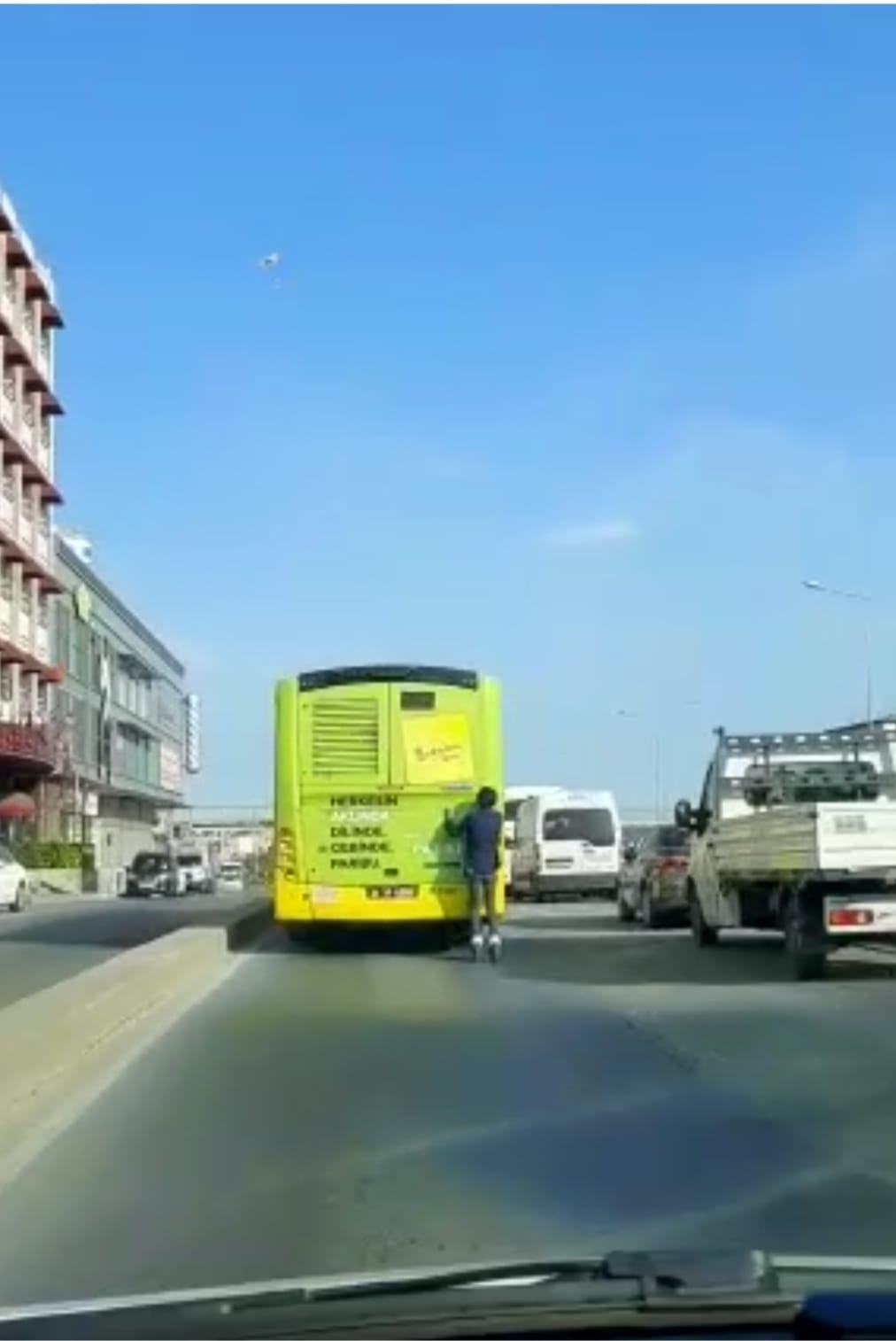 İstanbul bu genci konuşuyor! Otobüsün arkasında patenli yolculuk kamerada
