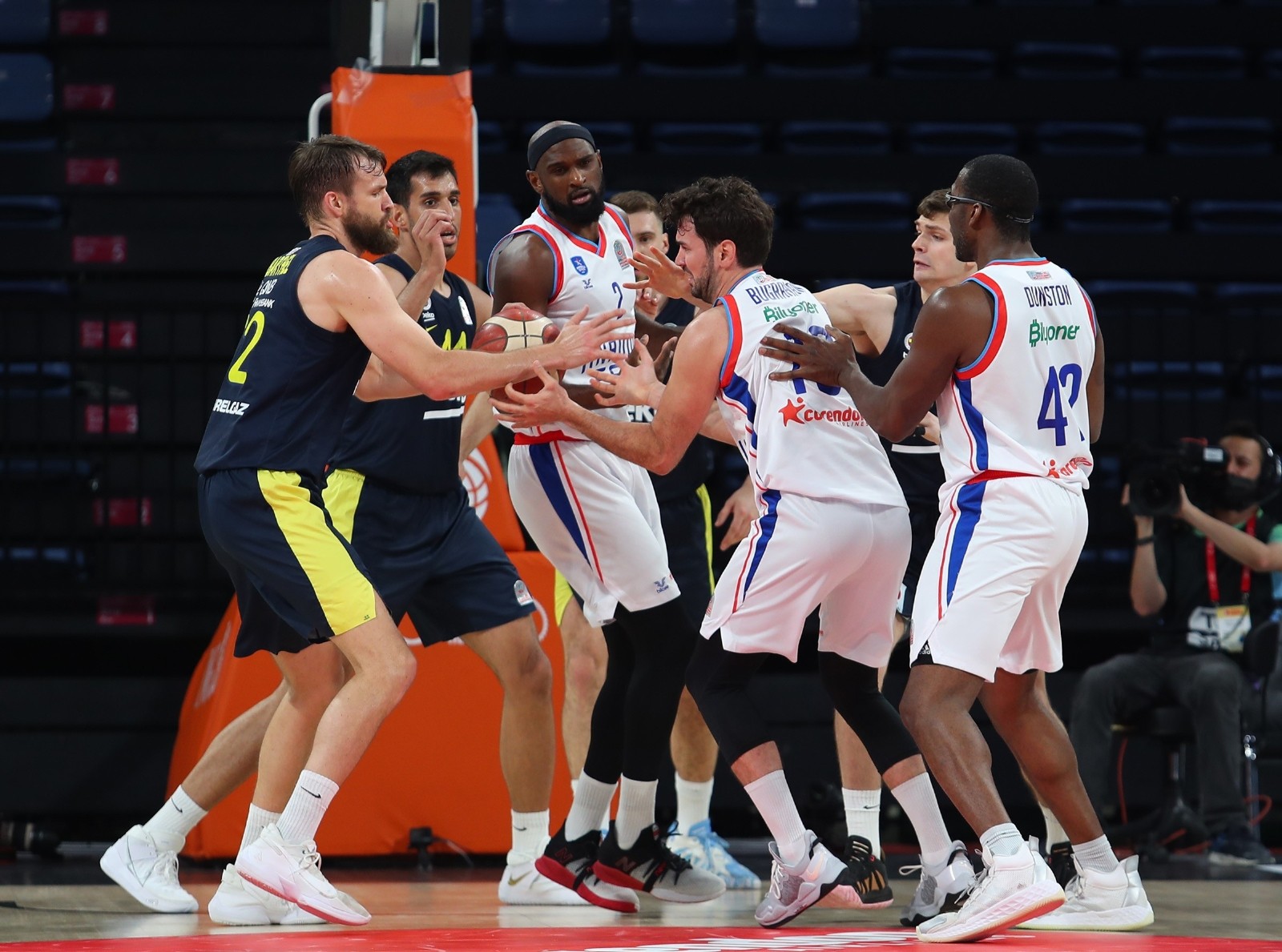 Avrupa'da fırtına gibi esen Anadolu Efes yurtta da fırtınayı devam ettirdi! Fenerbahçe hafif geldi