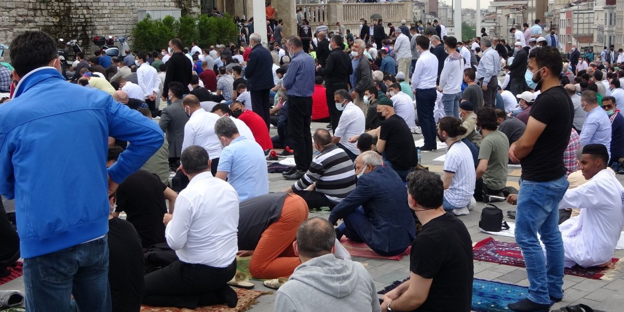 Cuma namazında Taksim Camii'ne akın ettiler