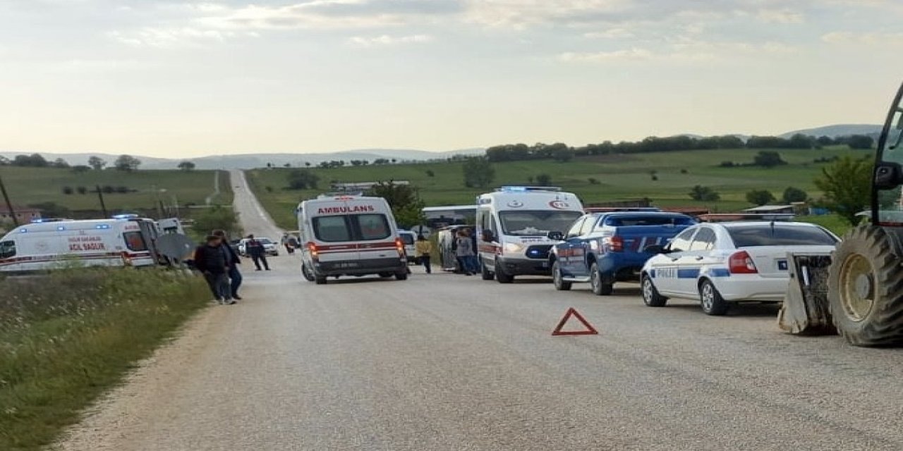 Köy minibüsü otomobille çarpıştı! 6 yaralı