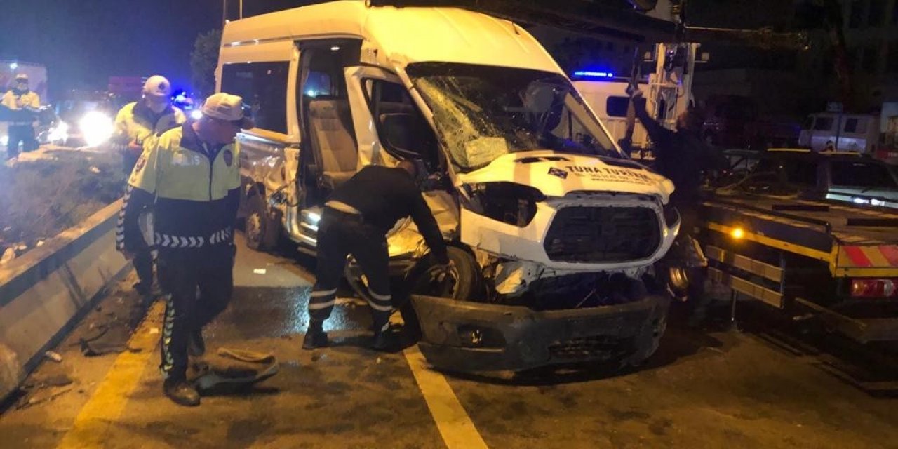 Ankara’da otomobil minibüsle çarpıştı! 3 yaralı
