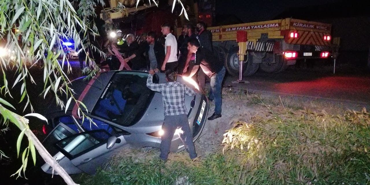 Aksaray'da kamyonetle çarpışan otomobil kanala uçtu! 3 yaralı