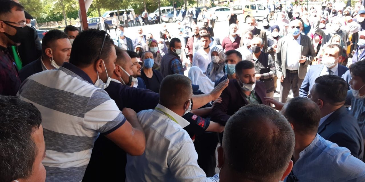 Afyon Güney'de kavga! Oy kullanırken birbirlerine girdiler