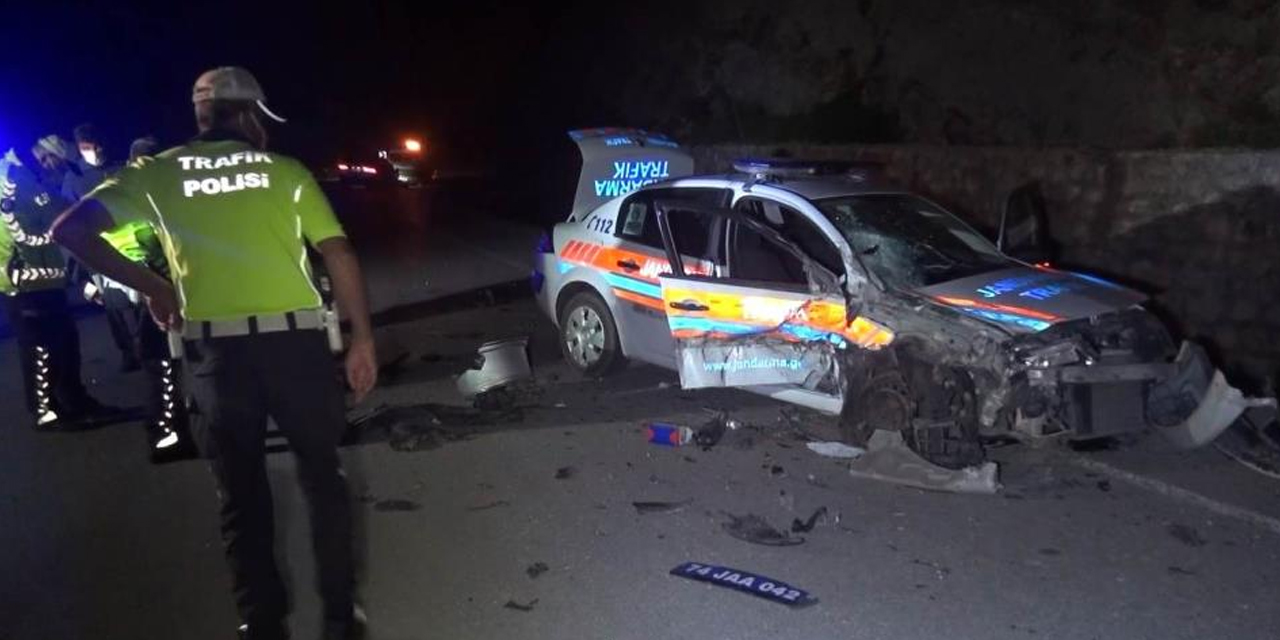 Ters şeride giren cip jandarma aracıyla kafa kafaya çarpıştı! 2’si uzman çavuş 4 yaralı