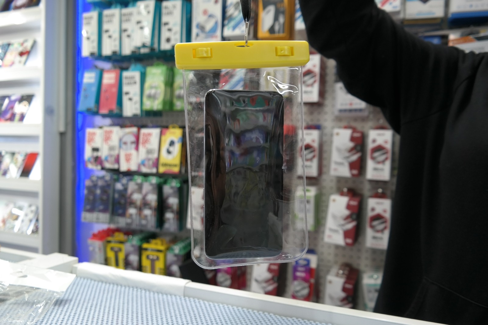 Sahilde telefonunun çalınmasını istemeyenler için güzel bir buluş