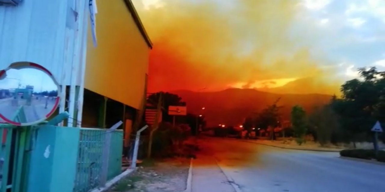 Antalya'da turuncu alarm! Kimyasal madde tankından sızan nitrik asit gökyüzünü boyadı
