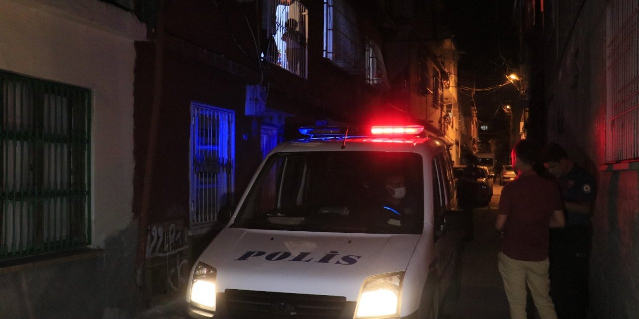 Adana'da 17 yaşındaki genç üvey babasını sırtından ve bacağından bıçakladı