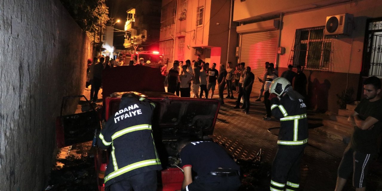 Adana’da park halindeki otomobili yanıcı madde döküp ateşe verdiler