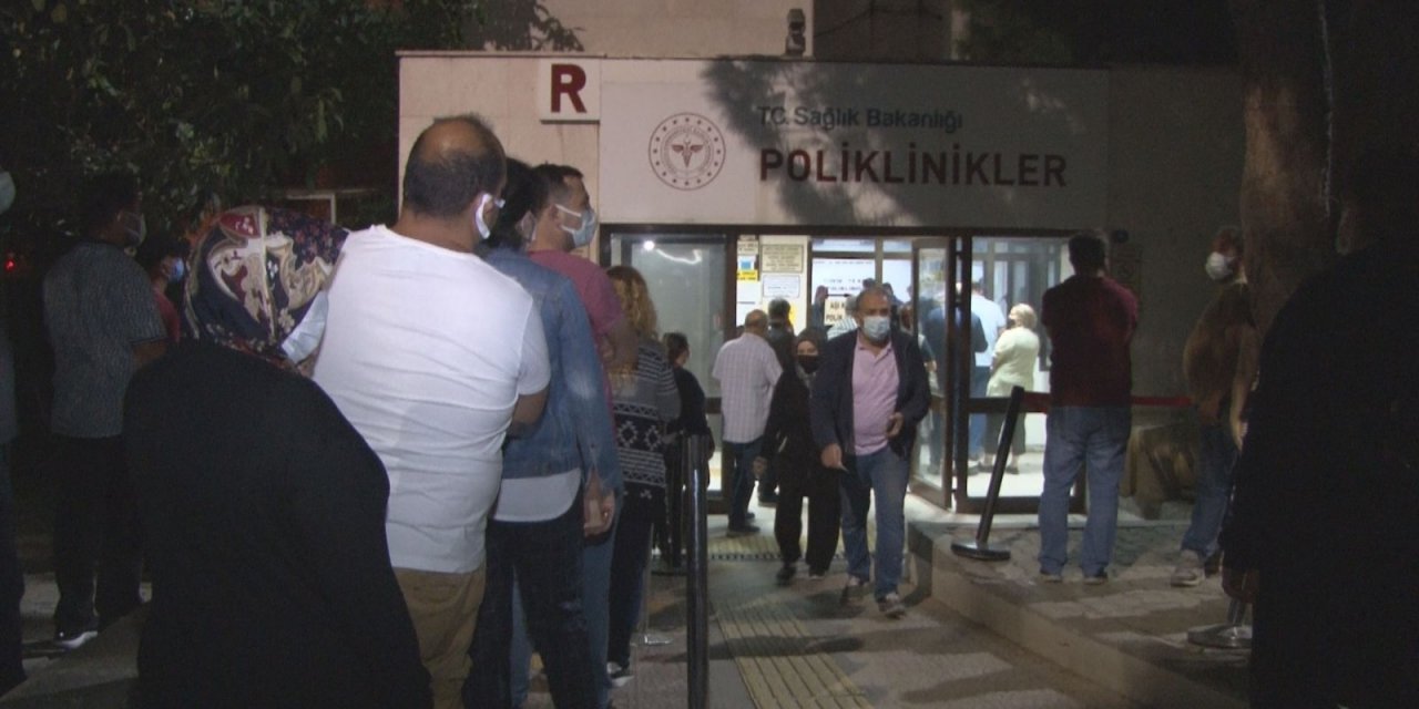 İzmir’de aşı kuyruğu! 'Devletimizin sunduğu imkanlardan faydalanmak istiyoruz!'