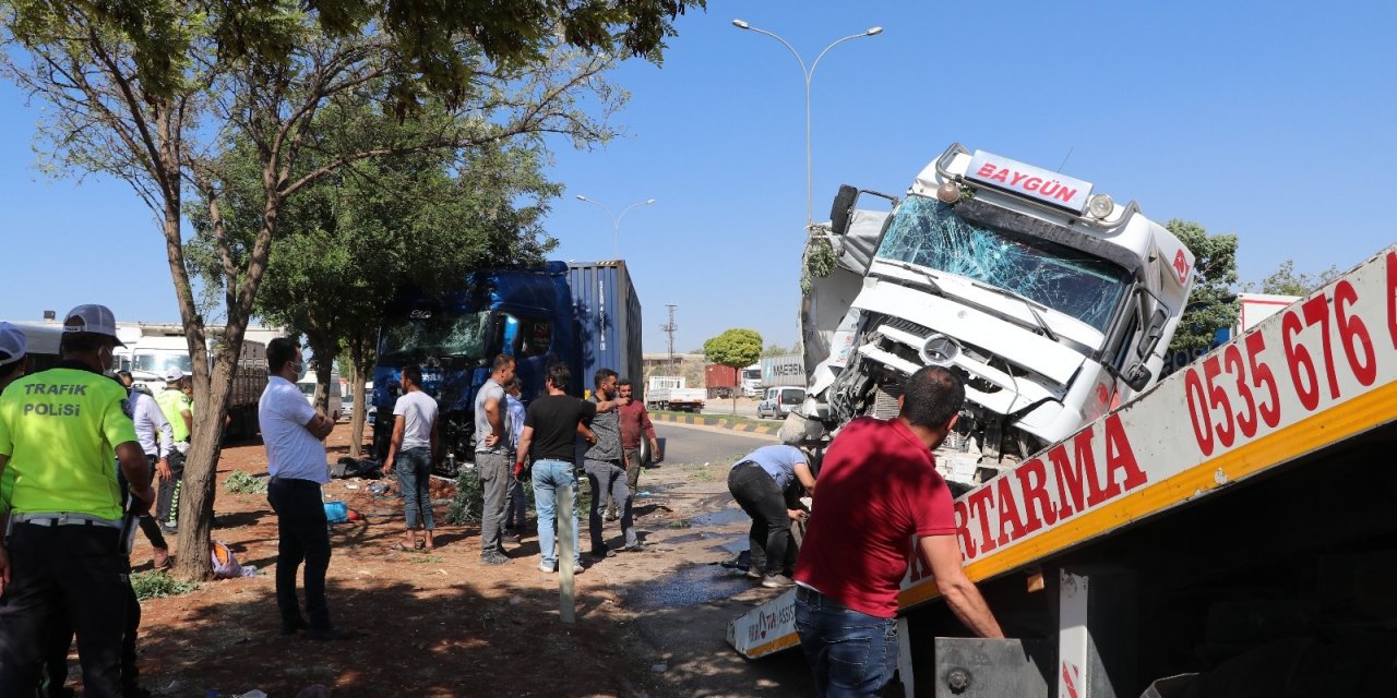 Antep'te iki tır kafa kafaya çarpıştı! 1’i ağır 2 yaralı