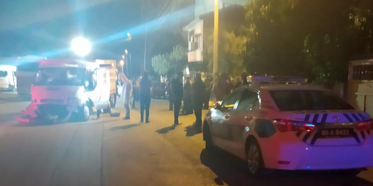 19'luk silahlı saldırgan gasp ettiği kamyonetle polis aracına çarptı! 2’si polis 5 yaralı