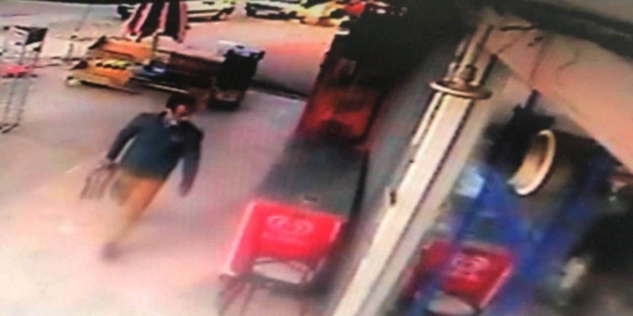 Konya'da market önündeki paketli gazetelerin çalınma anı kamerada