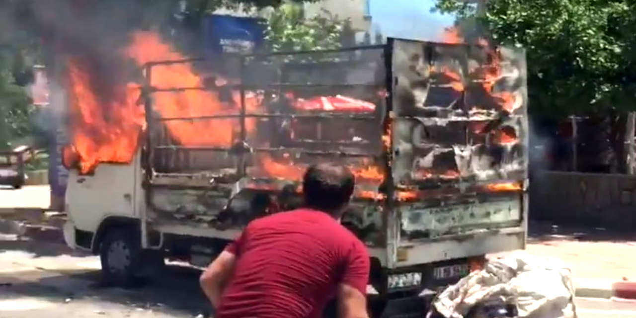 Konyaaltı'nda karton yüklü kamyonet alev alev yandı