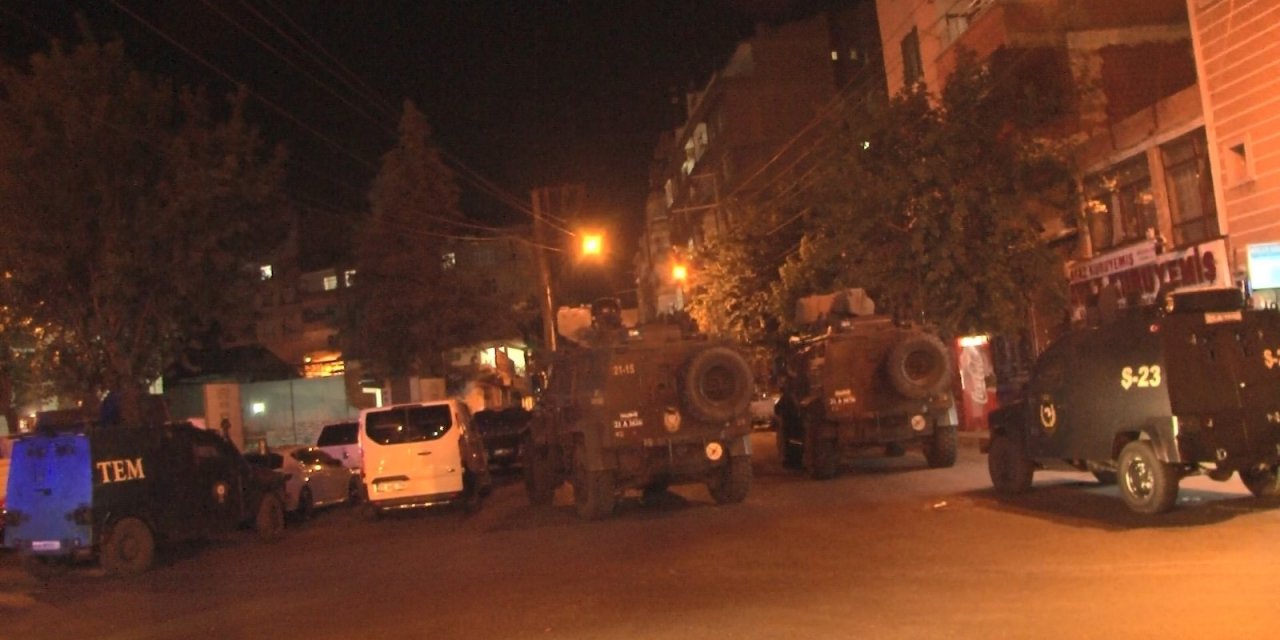 Diyarbakır’da hareketli gece! Restoranı kurşunlayıp polisle çatıştılar