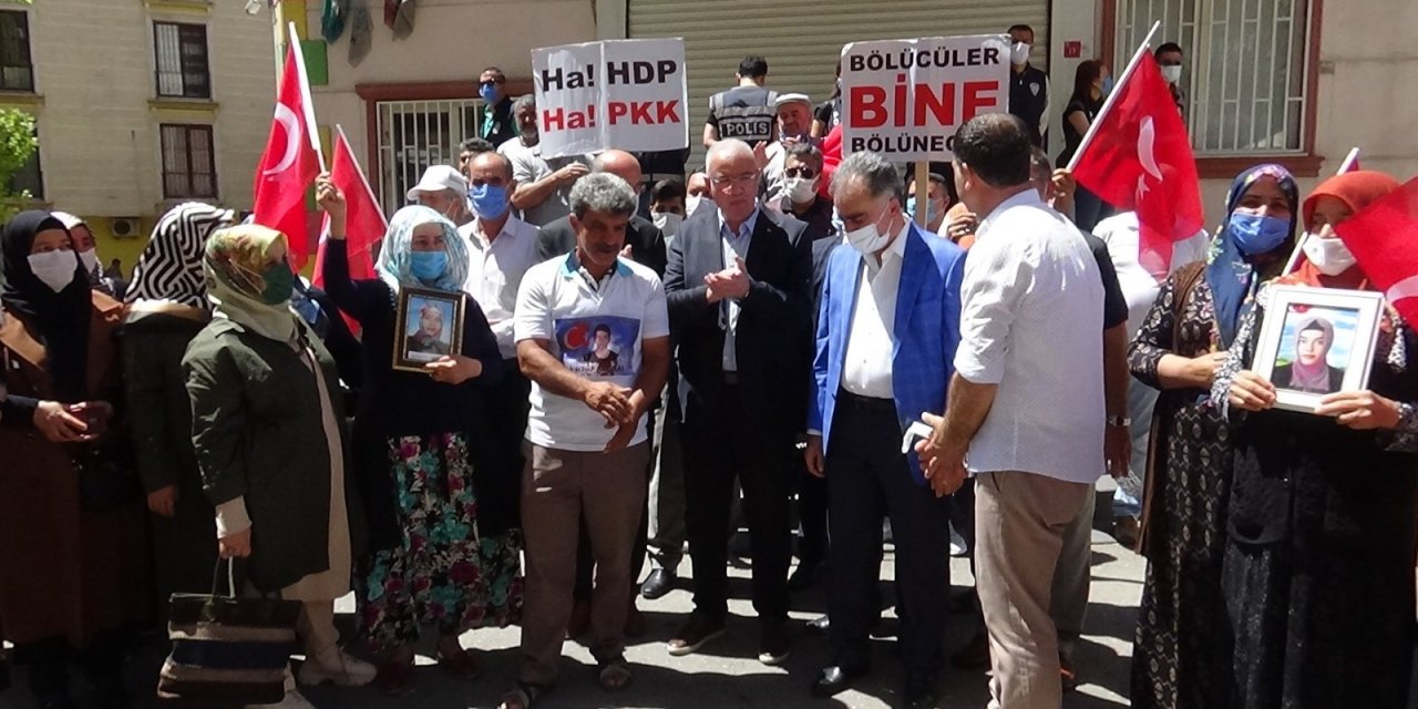 AK Parti Karaman teşkilatından Diyarbakır'da evlat nöbeti tutan ailelere ziyaret