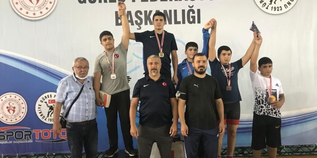 Küçük pehlivandan büyük hareket! Üzülen rakibinin elini kaldırdı