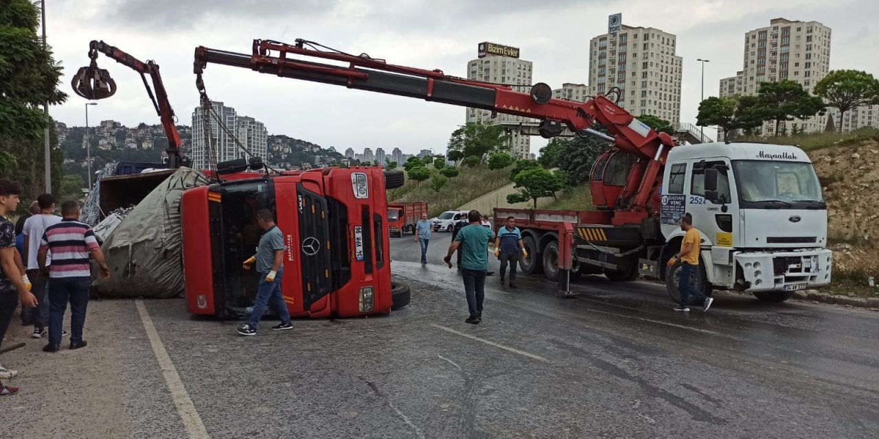 Metal hurda taşıyan kamyon devrildi! 1 yaralı