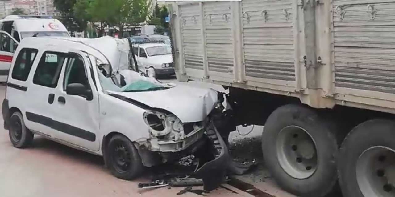Konya'da feci kazada ticari araç sürücüsü olay yerinde yaşamını yitirdi