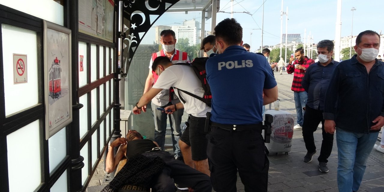 Tramvay durağında uyuşturucu krizine girdi! İlk müdahaleyi Suriyeli doktor yaptı