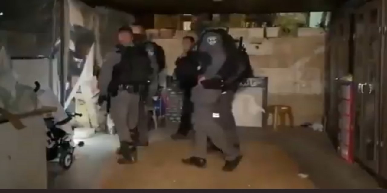 İşgalci İsrail polisi Şeyh Cerrah Mahallesi’nde Filistinli ailelere saldırdı