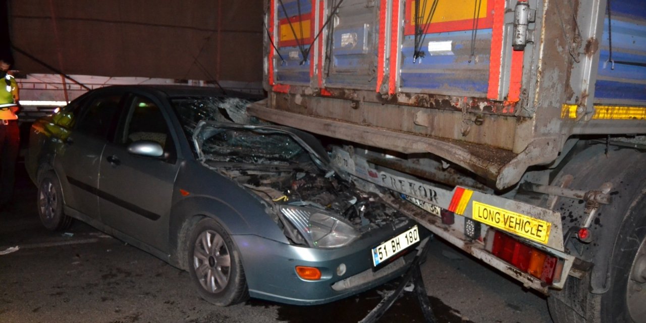 Otomobil önce araca sonra parktaki tıra çarptı! 5 yaralı