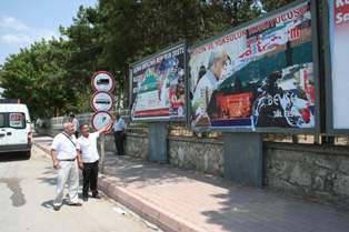 Kılıçdaroğlu'nun posterleri yırtıldı