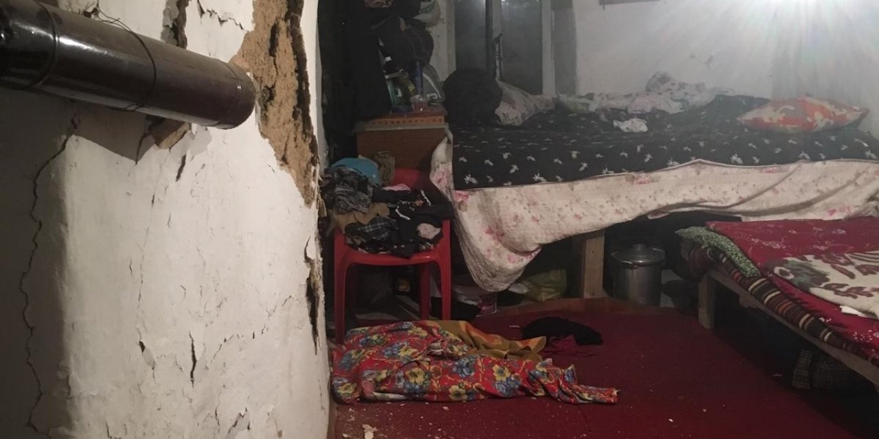 Deprem Elazığ'da bazı köy evlerine hasar verdi! Kayalar yuvarlandı