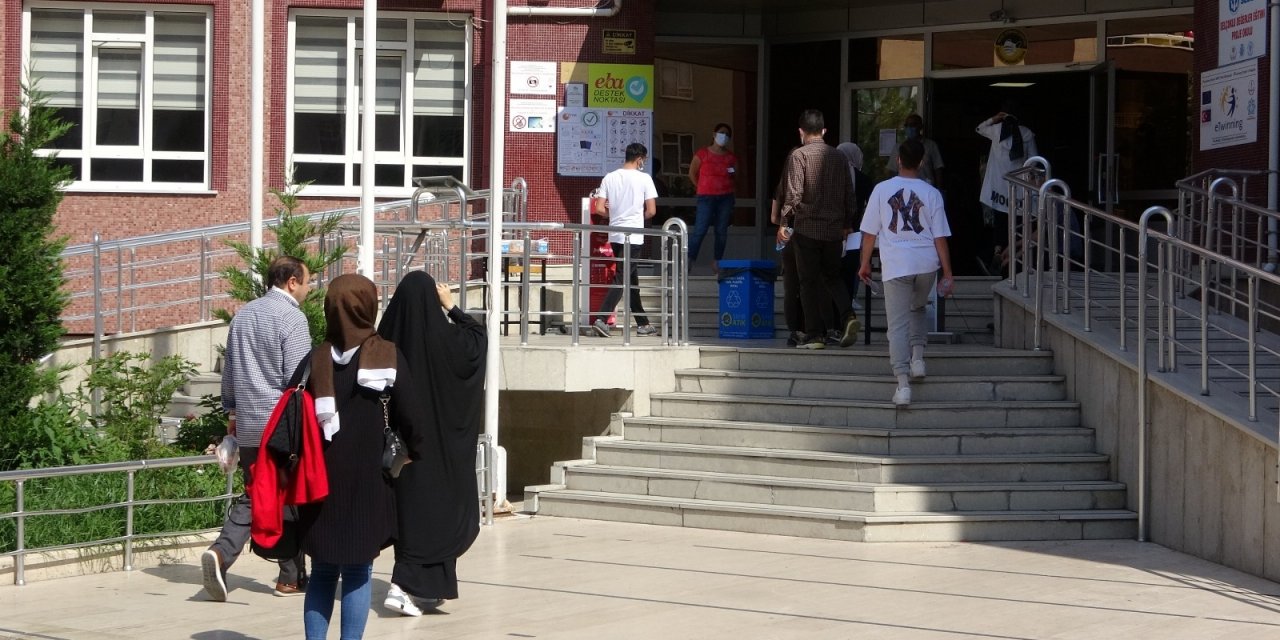 Konya'da son dakikaya kalan öğrenciler YKS’ye koşa koşa son anda yetişti