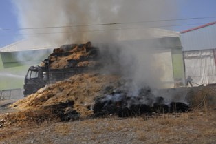 Saman yüklü kamyon yandı