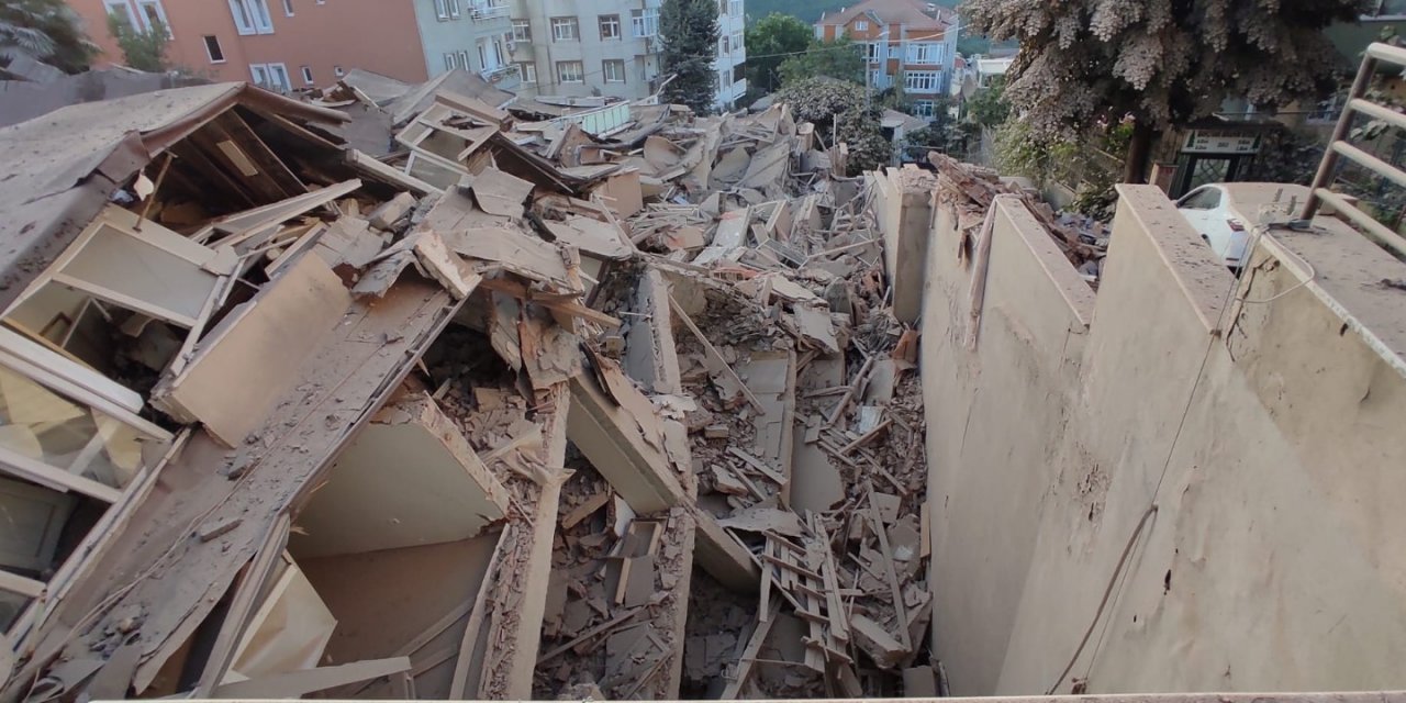 İstanbul'da çöken 9 katlı binanın son hali gün ağarınca ortaya çıktı