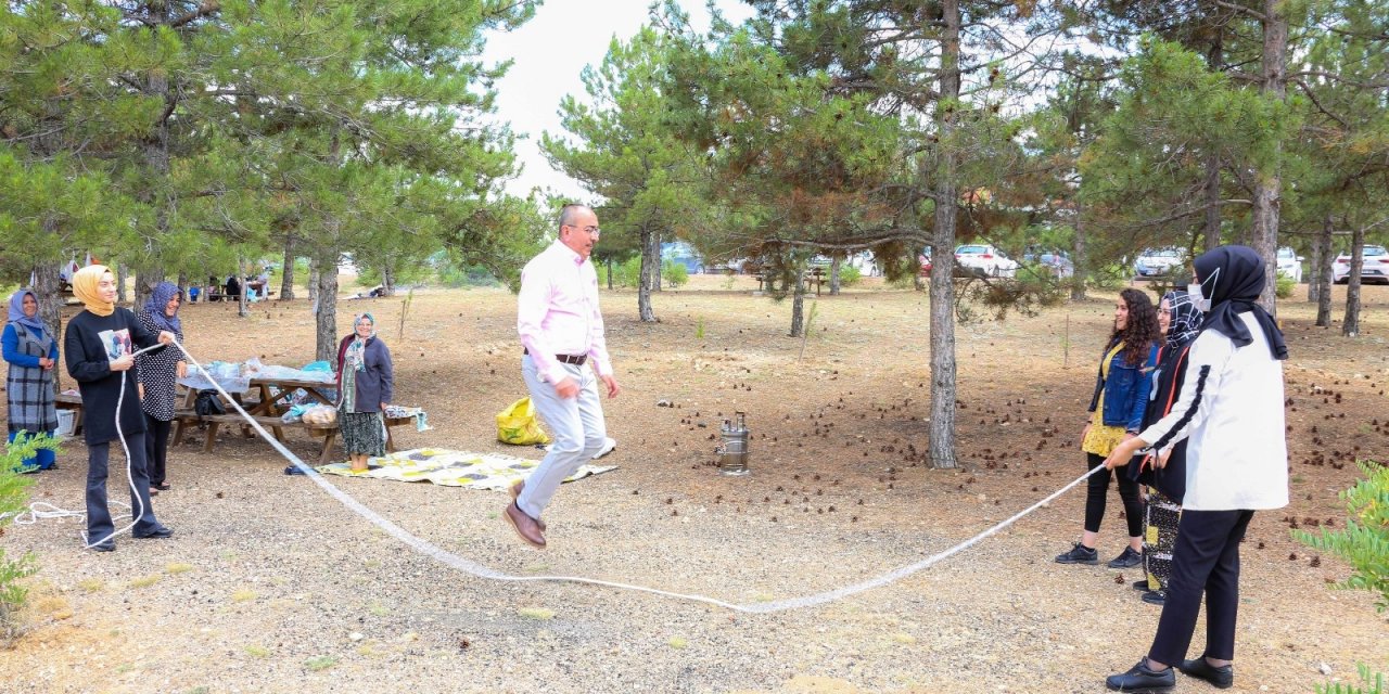 Kavuş Meram Millet Bahçesi’nde piknikçilerle stres attı