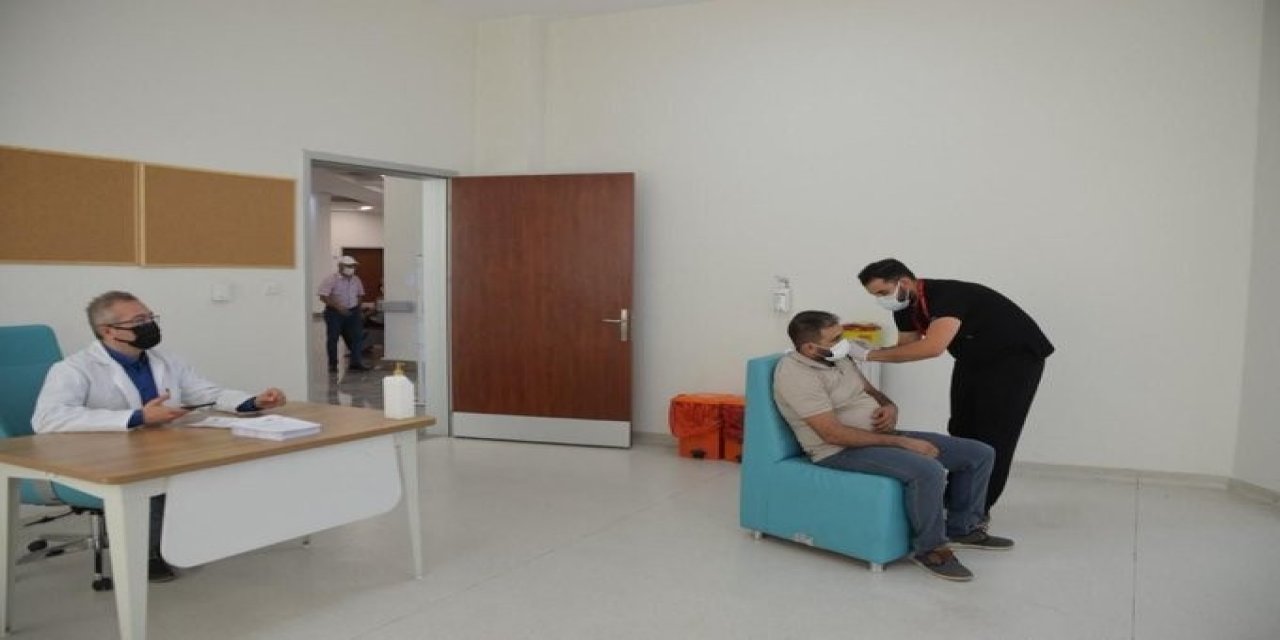 Sağlık Bakanı Koca'dan nişanlı hemşireler paylaşımı