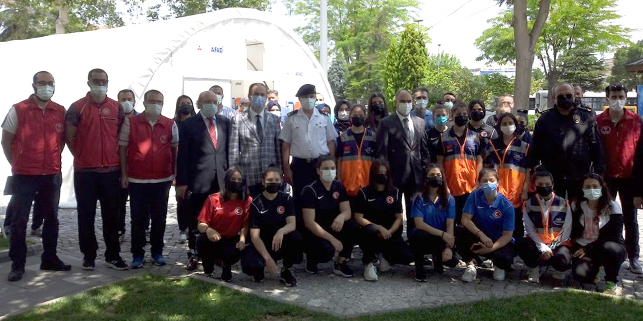 Konya Valisi Özkan ve GSİM Müdürü Şahin AFAD deprem farkındalık ve eğitim çadırını ziyaret eti